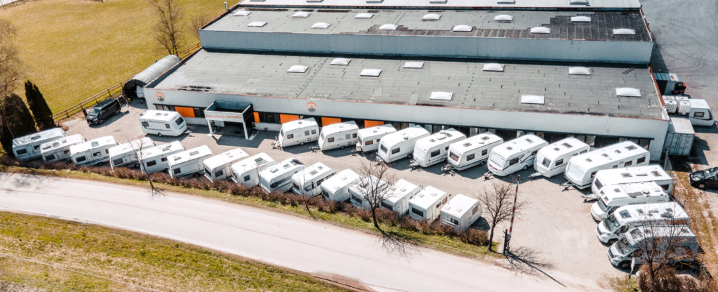 Luftaufnahme des SimplyCamp Geländes mit Wohnwagen und Wohnmobilen in Bad Goisern